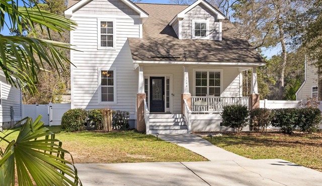 2 miles from Holden Beach Dog Friendly, Family Friendly Sandy Feet Retreat!