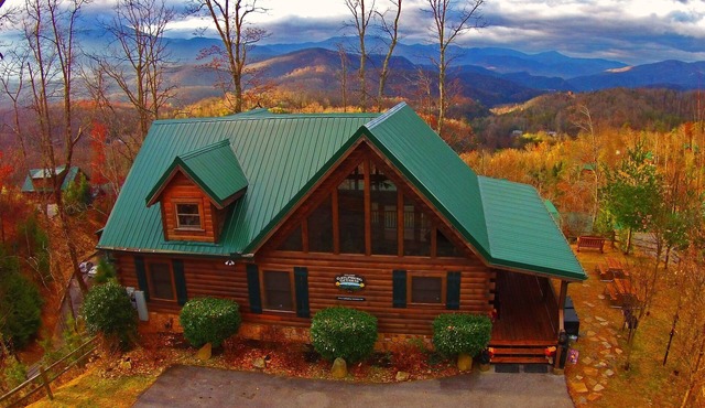 2026 Renovated Luxury 5BR 5BA Log Home, Epic Mountain Views, Minutes to Downtown