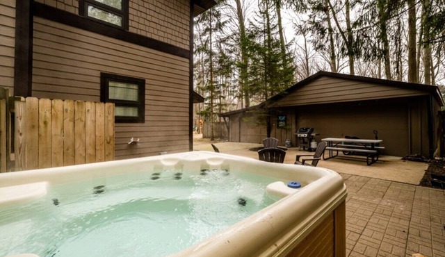 2027 OPEN! (3 Nt Min) Harbert Home With Private Hot Tub Steps To Beach! in Harbert