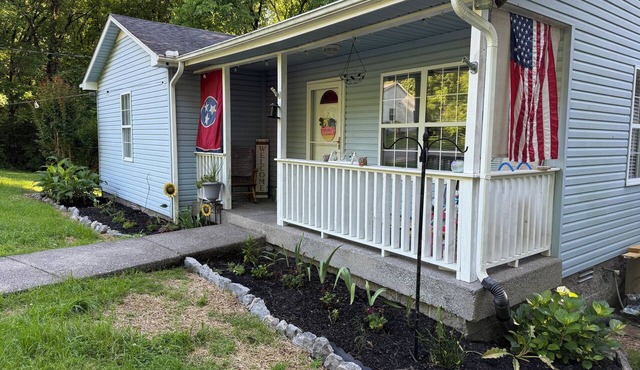 3-bed/1-bath Home in charming Pegram - TriStar Tribe Country Cottage