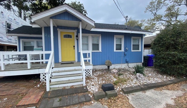 3-Bedroom 3 Bath Beach Cottage in Carolina Beach Paws Welcome 2 Blocks to Ocean