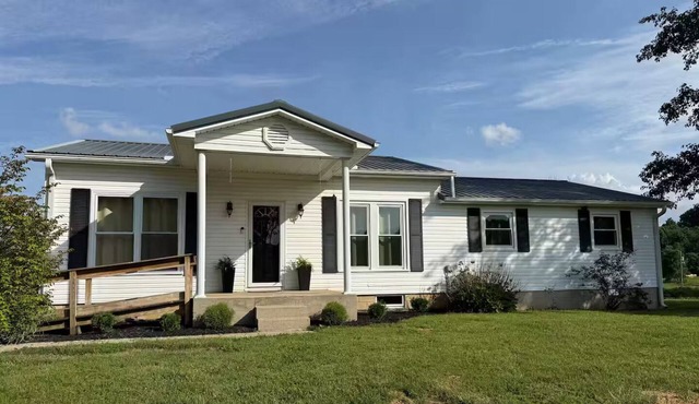 3-bedroom farmhouse just minutes from Barkley Lake perfect for relaxing getaways
