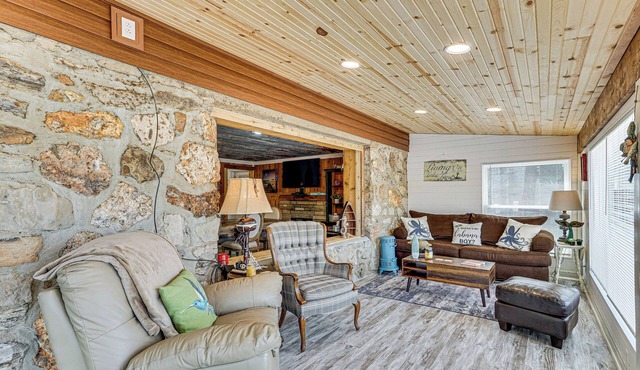 3 Cabins! Lakefront Reunion Retreat in Rocky Mount