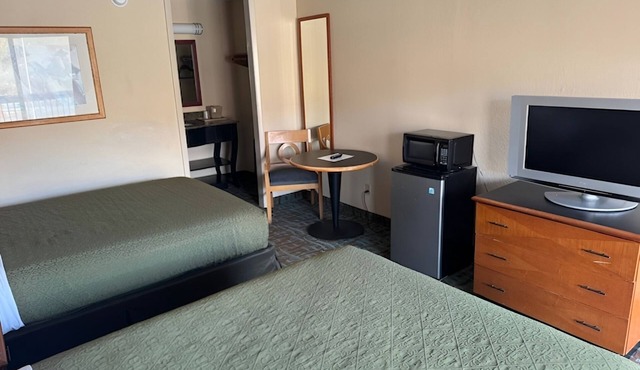 3 Group-Friendly Rooms Near I-40 w/Free Parking & Breakfast, Pets Allowed