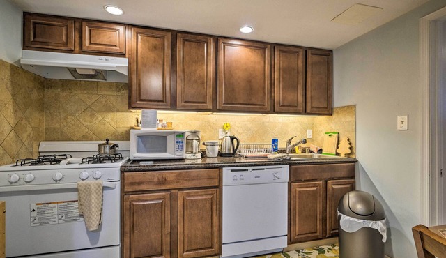 3 Mi to Nih! Spacious Bethesda Apt w/Yard