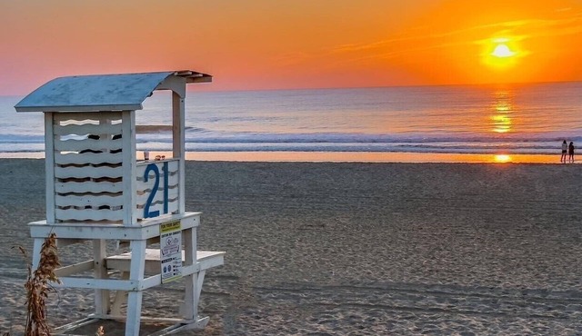 30 Sec. to Beach, Sun, Sand & Waves & a Family & Pet Friendly Fenced Backyard