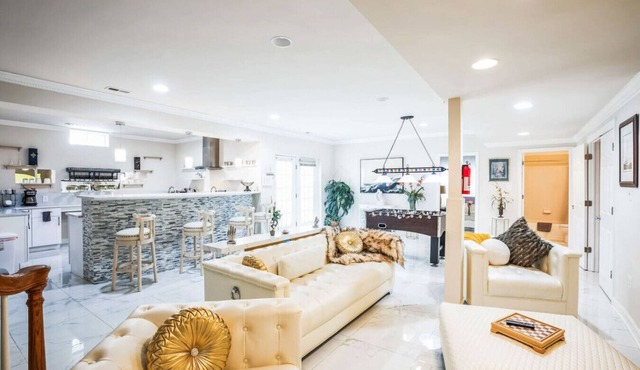 372a) Cozy Lower-level Retreat 3 Rooms+pool Table