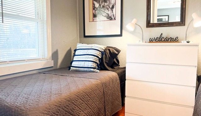 3BR, 5 Beds, Sleeps 7, Large Off-Street Parking