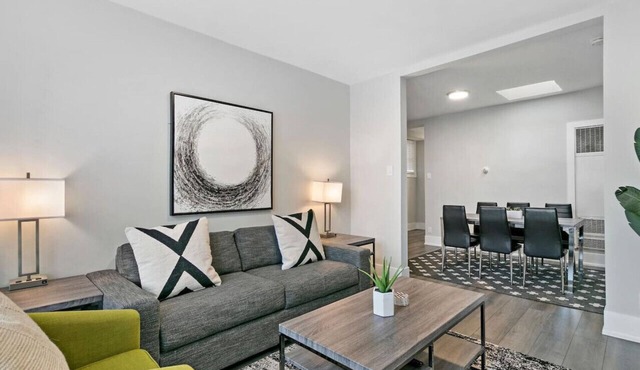 3BR Completely Set up Apt Close to Shops & Dining!