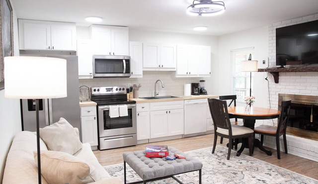 3BR Extended Stay Home Near Michelin with a Sunroom