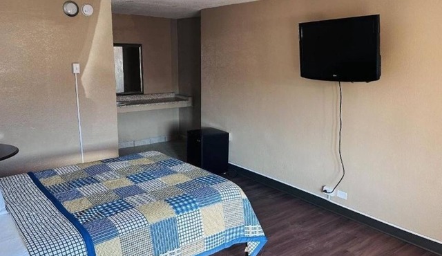 4 Bright Queen Rooms Perfect for Exploring Fort Wayne Sites