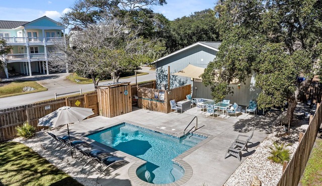 4bdrm OKI Gem - Steps to Beach with Poolside Oasis