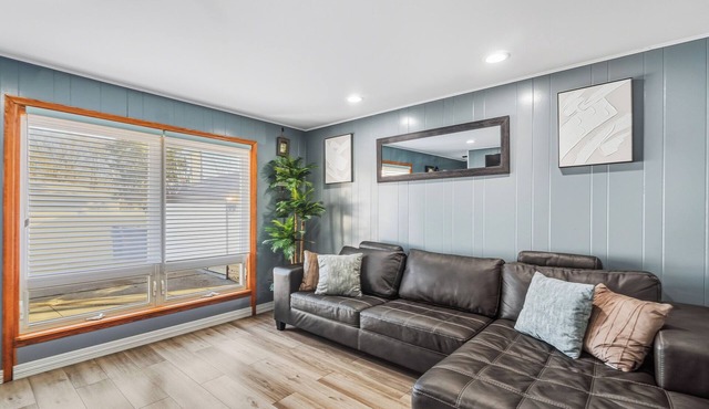 4BR/1.5BA+Fenced Backyard +Near MDW+One Level