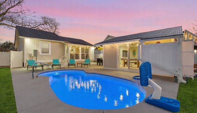 4BR Relax-ready Island Escape, Pool, Pool House, Fully Linened