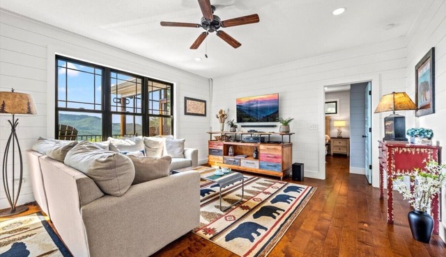 4BR w/Incredible Views! Hot Tub*Privacy!