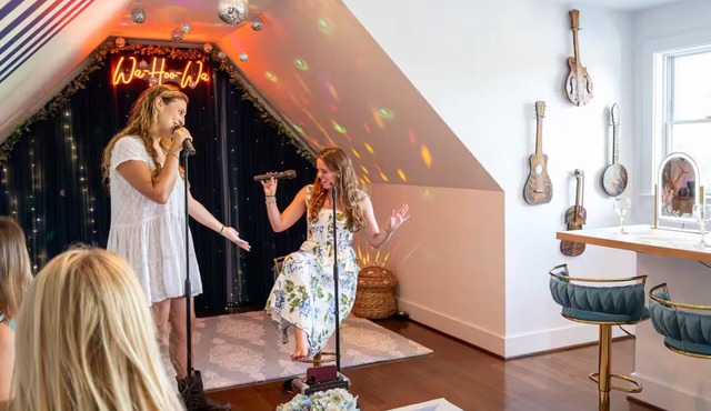 4BR Walk2 Dtwn/UVA w/Karaoke & Backyard Oasis