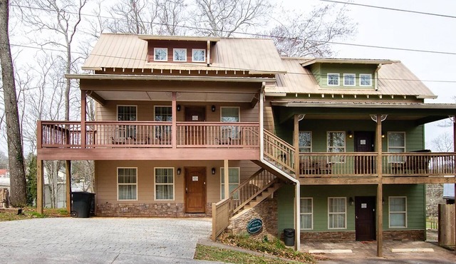 5 minutes walk to downtown square! Perfect for a couple with children.