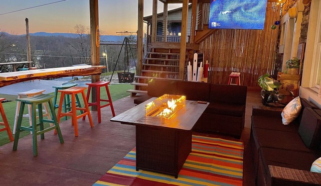 7 bdrm covered dock, hot tub, cwby pool, sleeps 24, “Mountain Oasis” in lafollette