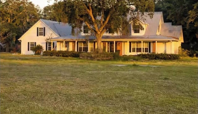 7BR/4BA Modern Farmhouse Retreat on Private Acreage w/Jacuzzi in Wesley Chapel