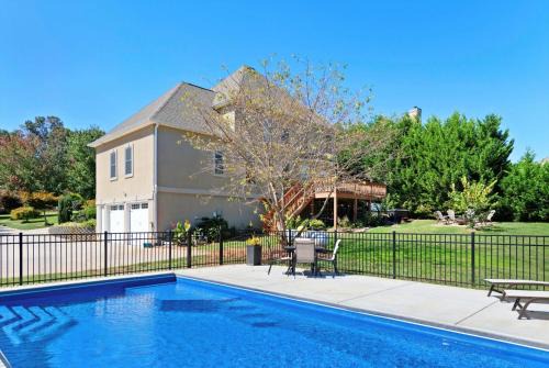 8-minutes to Downtown Asheville! Private Pool and Hot Tub | 4 Bathrooms En-suite