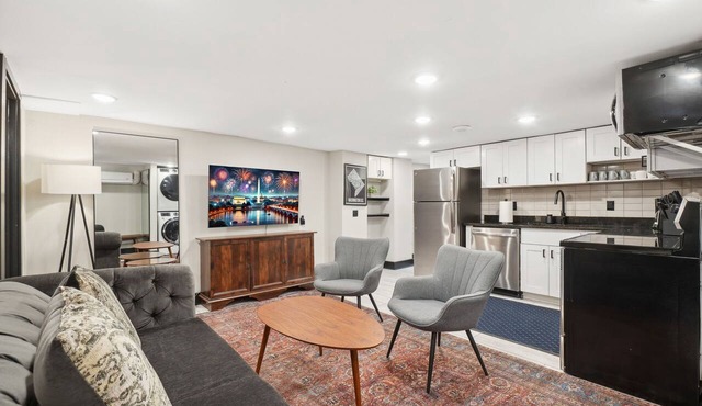 8BR DC Mansion · Sleeps 28 · Reunions & Retreats