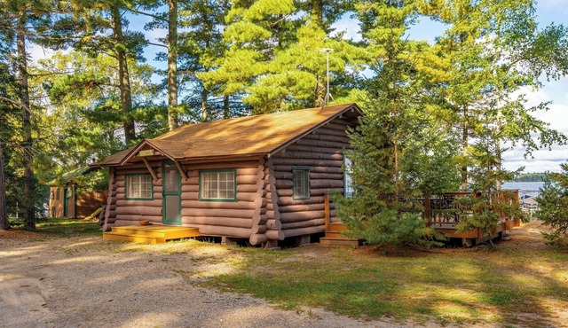 A Charming Lakefront Retreat with Resort Comfort in Orr
