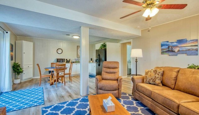 A comfortable home near the Motor Mile and Boone Lake, 5mins to I-26, Wing Deer Park, and the Mall.