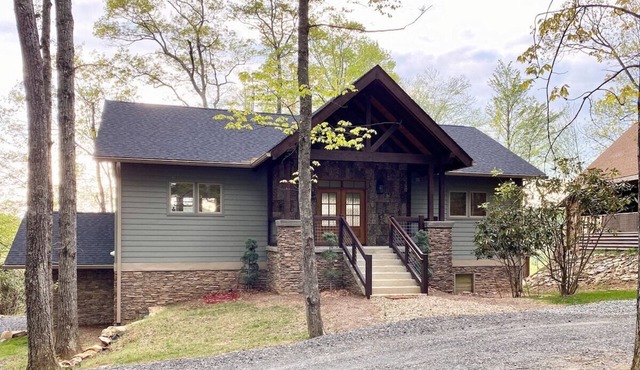 A Deer Haven - Upscale, Hot Tub, River Access, Views, Foosball, 2K Beds, WIFI