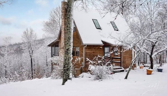 A Still Point Cabin and HOT TUB! in Compton