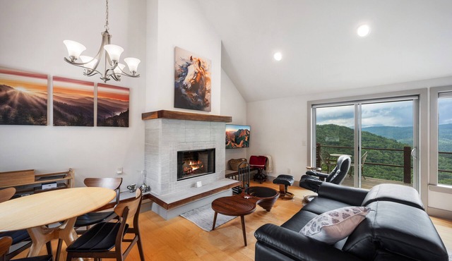 Acorn Ridge: Scenic mountain retreat with hot tub, panoramic views, and classic