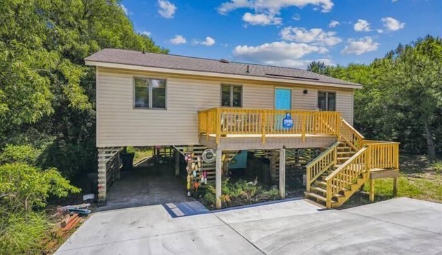 Adorable 4 BR, short walk to the beach in Southern Shores!
