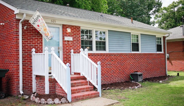 Adorable pet-friendly fenced home in Hampton! Welcome to Redheart Cottage <3