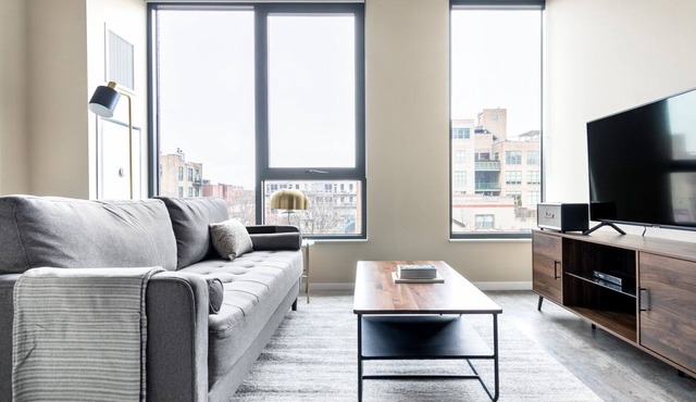 Airy West Loop Studio w/Pool, Gym, nr. Restaurant Row, by Blueground