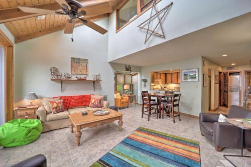 All-Season Base! Unit w/Balcony in Beech Mountain in Beech Mountain