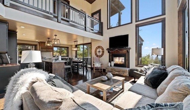 Altitude Adjustment- Panoramic Views, Sleeps 12 in Lead