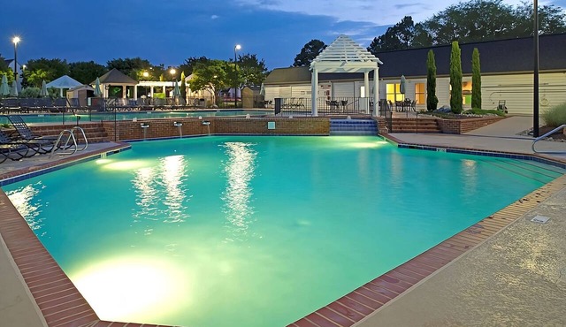 Always a Great Idea To Unwind! 2 Amazing Suites w/Kitchen and Living Room