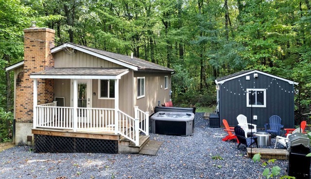 Amazing Cabin + Tiny Cabin with Hot-tub and Fire Pit in New Market, Virginia