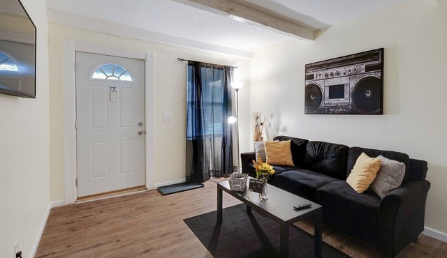 Amazing Centrally Located APT Combo Near UC, Hospital and Zoo! by RedAwning