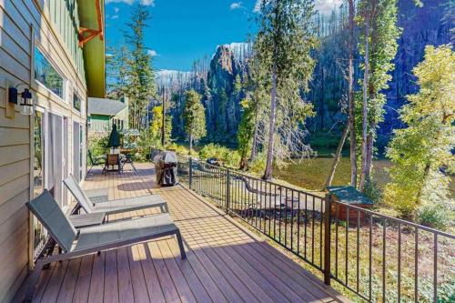 Amazing riverfront cabin with views deck firepit & grill - dog-friendly in Vida