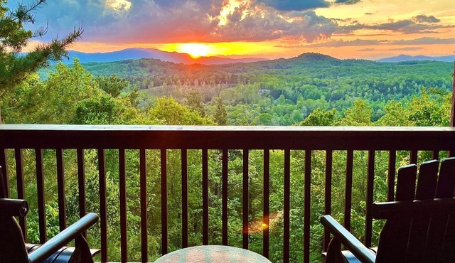 Amazing Views~Secluded Retreat~HotTub~GameRoom