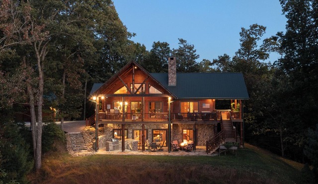 At Trail's End: Family Friendly Mtn Top Cabin, Porch and Patio area, Covered Hot