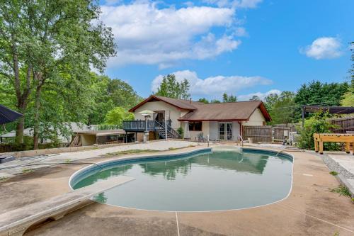 Atlanta Area Vacation Home with Yard!