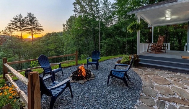 Awesome mountain view, sunsets, Bryson city, humming birds galore, Wi-Fi, great kitchen, close to all attractions, dog friendly