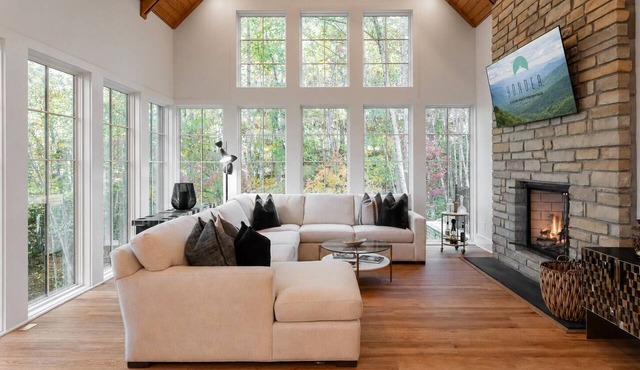 Balsam Mountain Tree House | Luxury Retreat | Golf & Exclusive Club Amenities in Sylva