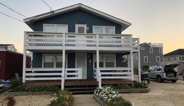 Bay Side Second Floor Duplex in Ship Bottom walking distance to shops, pubs, resturants 140561 in Ship Bottom