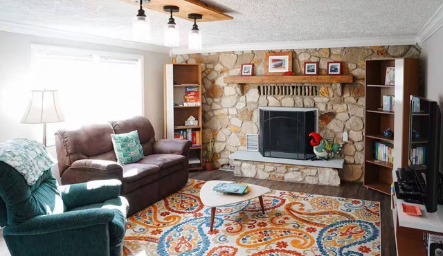 Bayshore Beach Bungalow.3 Bedrooms w/Lake Views, BIKES and Fire ring w/wood!