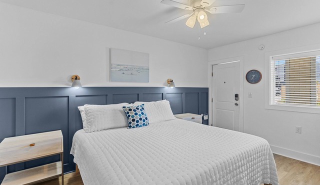 Beach House OKI - Standard King Room - in hotel on Oak Island, North Carolina
