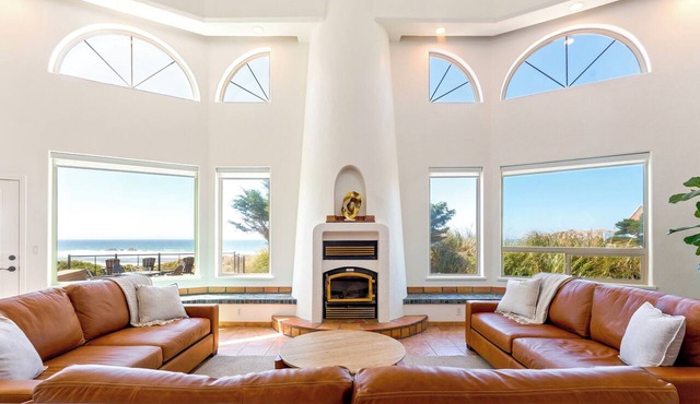 Beachfront, deck, hot tub, sauna, dog-friendly, 2026 remodel in Bandon