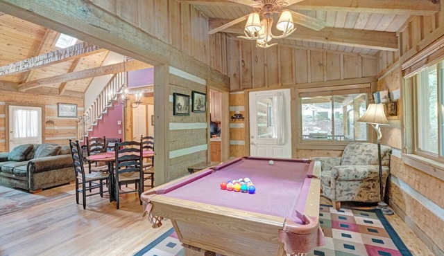 Bear Den-Mountain Log Cabin, Wood Fireplace, Pool Table, Gas Grill