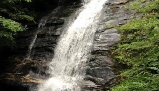 Bearfoot Falls-Privately Owned 110-foot Waterfall~22 Acres-Hiking trails~Hot Tub